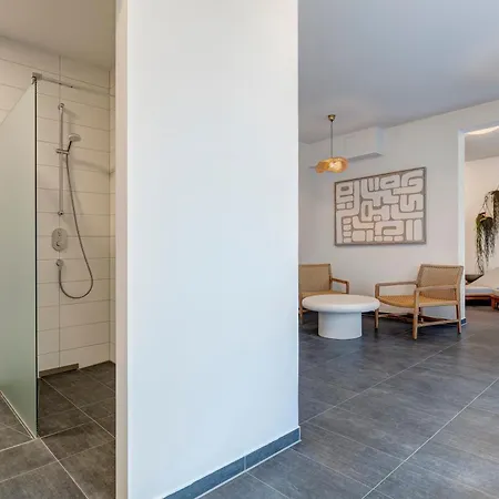 Maisonette-apartment A11 - Zwei Schlafzimmer, Zwei Baeder, Zwei Balkone & Zwei Terrassen Im 