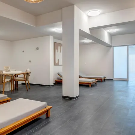 Maisonette-apartment A11 - Zwei Schlafzimmer, Zwei Baeder, Zwei Balkone & Zwei Terrassen Im 